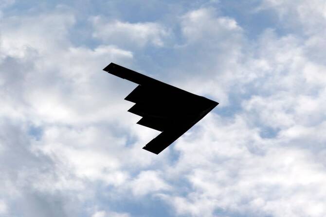 B-2 ステルス爆撃機は、GBU-57(別名「マッシブ・オーダンス・ペネトレーター」)を配備できる唯一の航空機だ。(AFP)