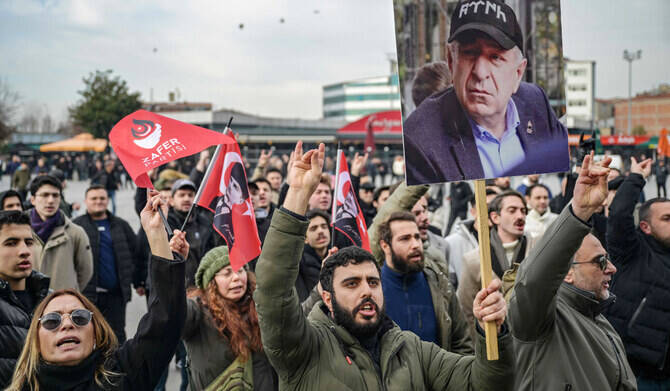 レジェップ・タイップ・エルドアン大統領の極右の政敵であるウミット・オズダー氏は水曜日、刑務所から釈放された翌日に、トルコ野党に対する汚職捜査は不公正だと非難した。(AFP/ファイル)