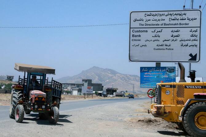 この写真は、イラクの自治地域であるクルディスタン地方のスレイマニヤの北、ペンジュウィン地区にある、イランとの国境にあるバシュマク国境検問所を示す標識だ。(AFP)