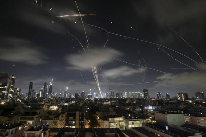 2025年6月18日、テルアビブ上空でイランの攻撃に対し、イスラエルのアイアン・ドーム防空システムがミサイルを迎撃するために発射された。(AP)