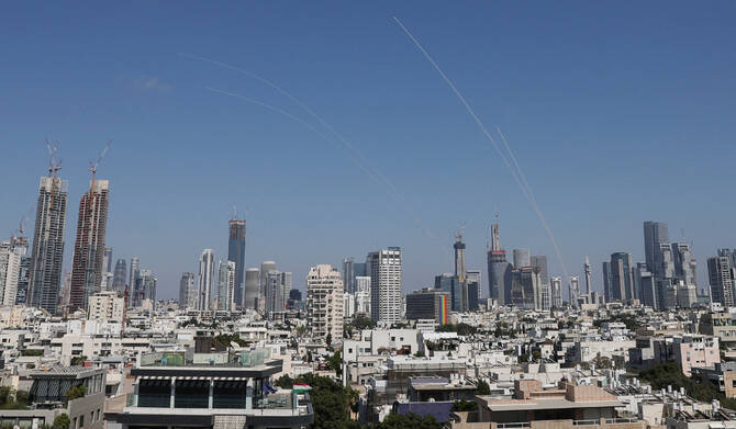 イランから発射されたミサイルが、イランとイスラエルの紛争の中で迎撃される。2025年6月20日、イスラエル、テルアビブ。(ロイター)