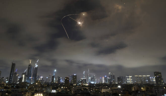 2025年6月21日(土曜日)、イスラエル・テルアビブ上空でイランの攻撃を受けて、イスラエルの防空システムがミサイルを迎撃するために発射した。(AP)