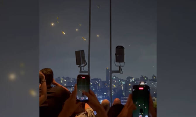 ソーシャルメディアには、ミサイルが夜空を弧を描きながら反抗的に祝うレバノンの若者の動画があふれている。(X)