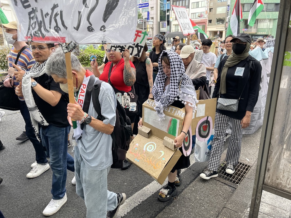 東京では、エジプトで行われている「ガザへの行進」を支持するデモ行進が行われた。(ANJ)