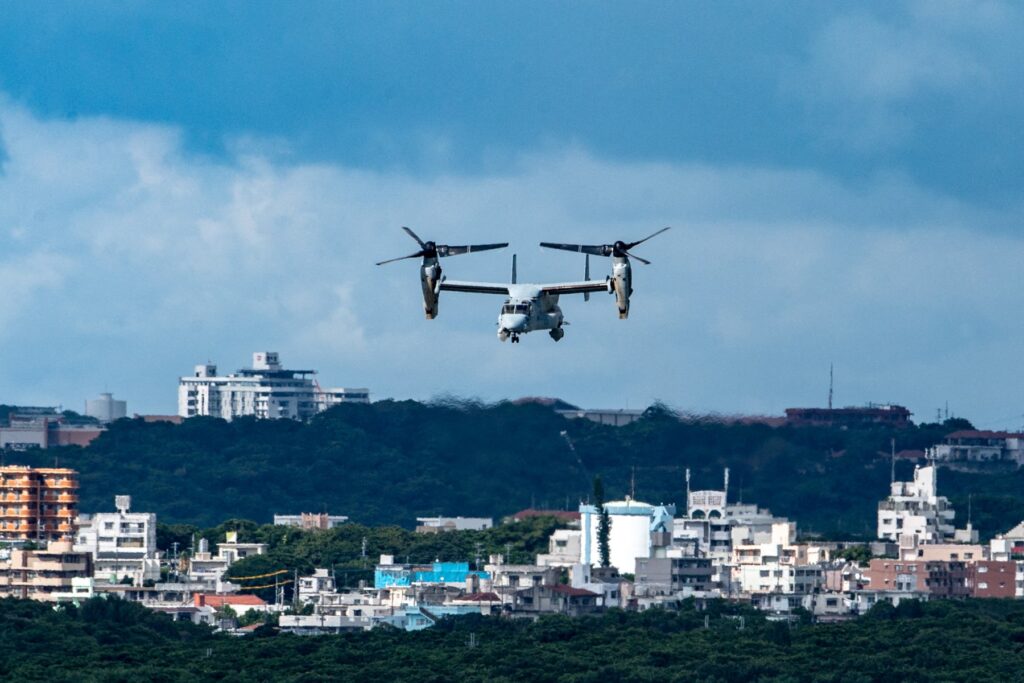 2022年8月23日に撮影されたこの写真は、沖縄県宜野湾市の中心部にある米海兵隊普天間飛行場にある米軍のオスプレイ航空機を示している。(AFP)