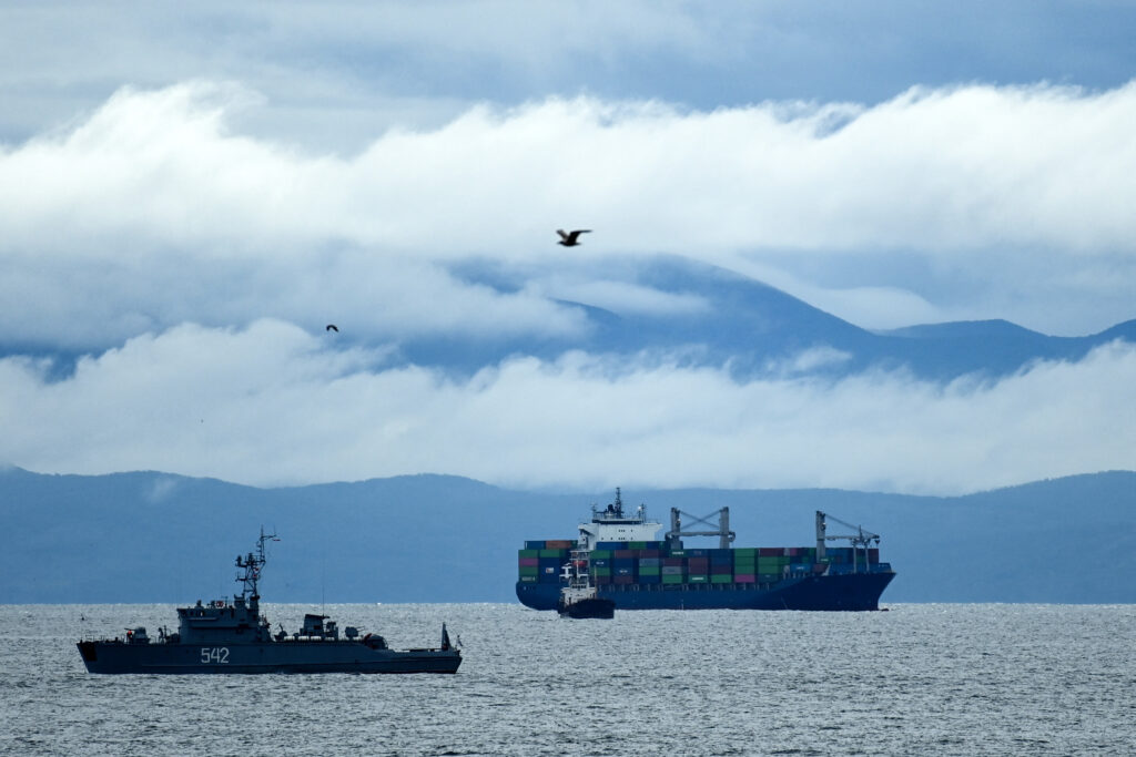 バスティオン沿岸ミサイルシステムの戦闘要員は、オニキス対艦ミサイルを発射したと発表した。(AFP)