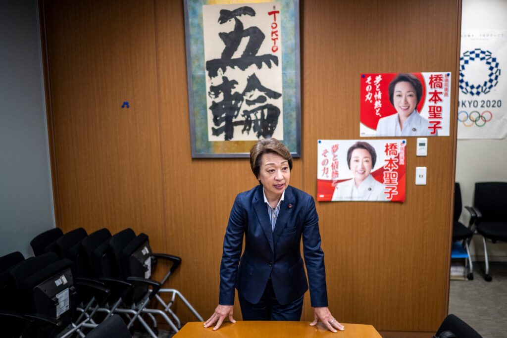 2024年6月27日、東京でAFPのインタビューに応じる、東京2020オリンピック組織委員会会長の橋本聖子氏。コロナ禍と汚職で1年延期となった東京2020オリンピックは、オリンピック開催の意味を人々に再認識させるだろう、と東京2020オリンピックの幹部は述べている。(AFP)