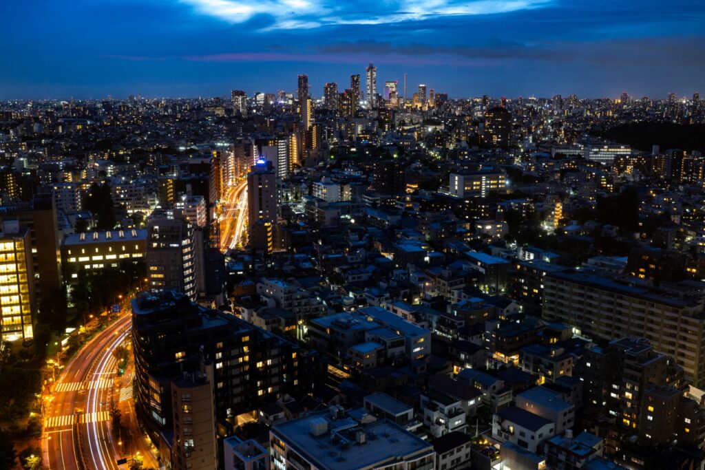 計画では、2030年の目標を120兆円に修正し、2035年までに150兆円を達成するために、その先の数年間で加速度的に努力するための舞台を整えることになっている。(AFP)