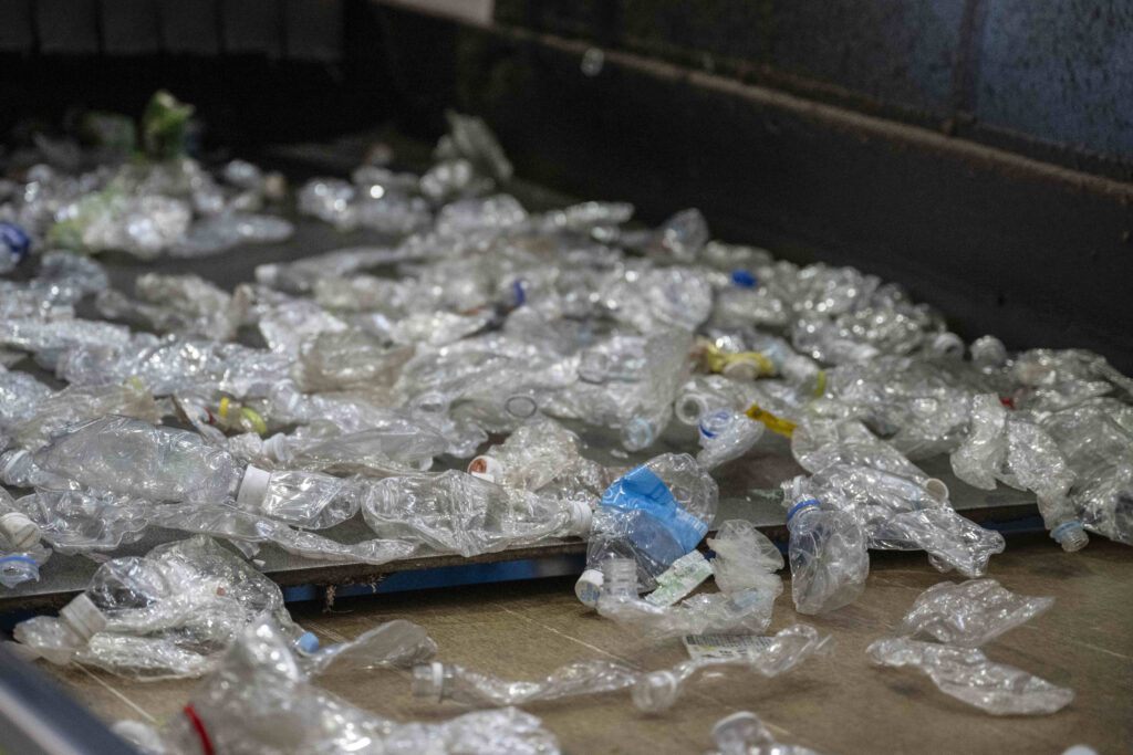 国連環境計画(UNEP)は、プラスチック汚染は2040年までに3倍になり、世界の海に毎年2,300万トンから3,700万トンの廃棄物が増えると予測している。(AFP=時事)