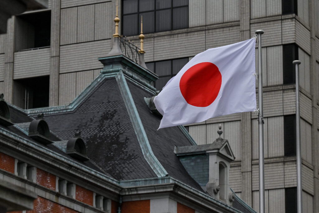 この配布計画は、7月に予定されている参議院選挙を控え、議員たちが有権者の支持確保に躍起になっている中、すでに悪化した政府の財政状況に対する懸念をさらに強める可能性がある。(AFP)