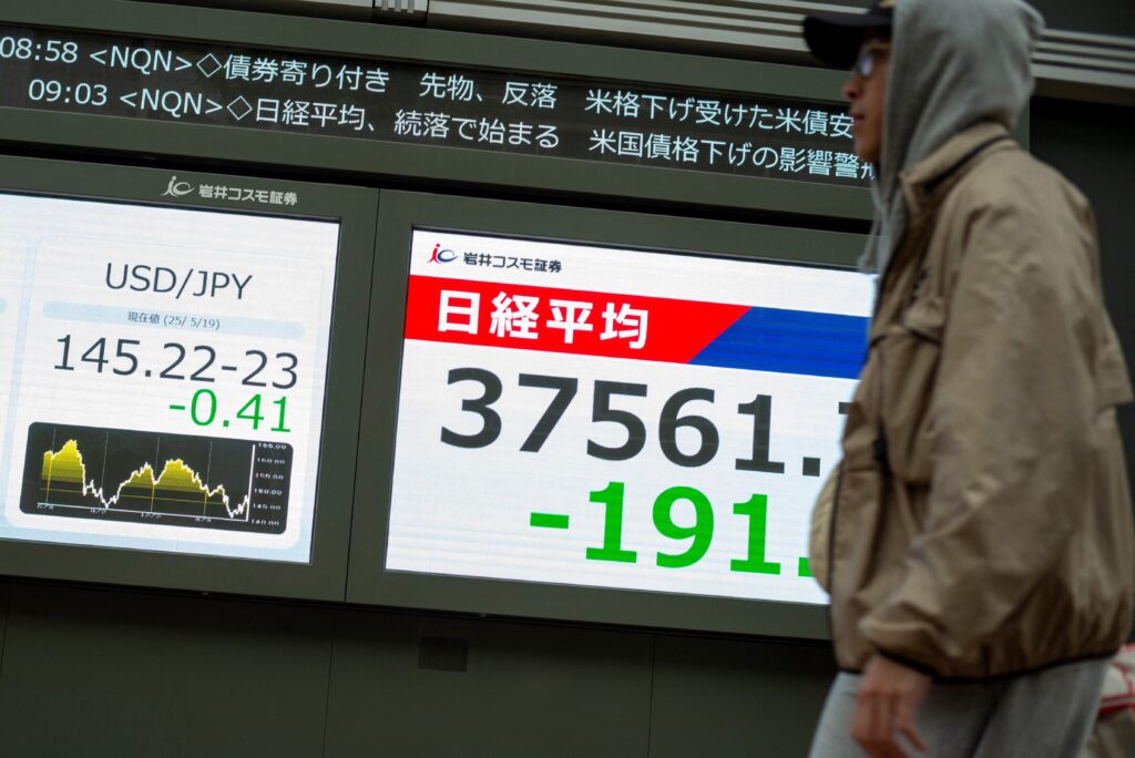 日経平均株価は前日比1.3％安の37470.67円、TOPIXは同0.87％安の2777.29円だった（AFP）。