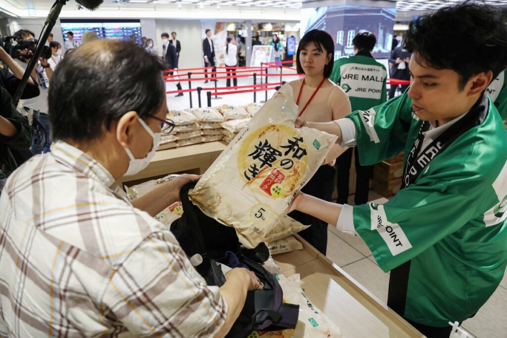 2025年6月10日、東京駅で、新幹線で首都に運ばれた政府備蓄米が、事前予約した人たちに手渡されている。(AFP)