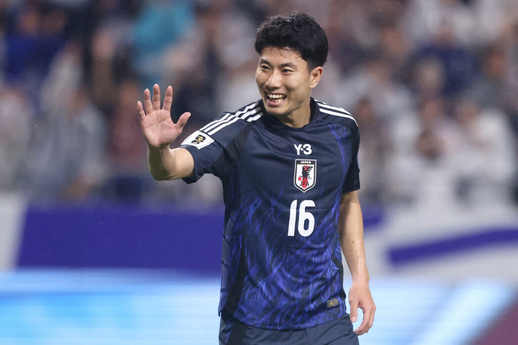 6月10日、大阪で開催されたサッカーワールドカップアジア予選グループCの日本対インドネシア戦で、日本のフォワード、保佐真央がチーム6点目を決め、喜びを爆発させる。(AFP)