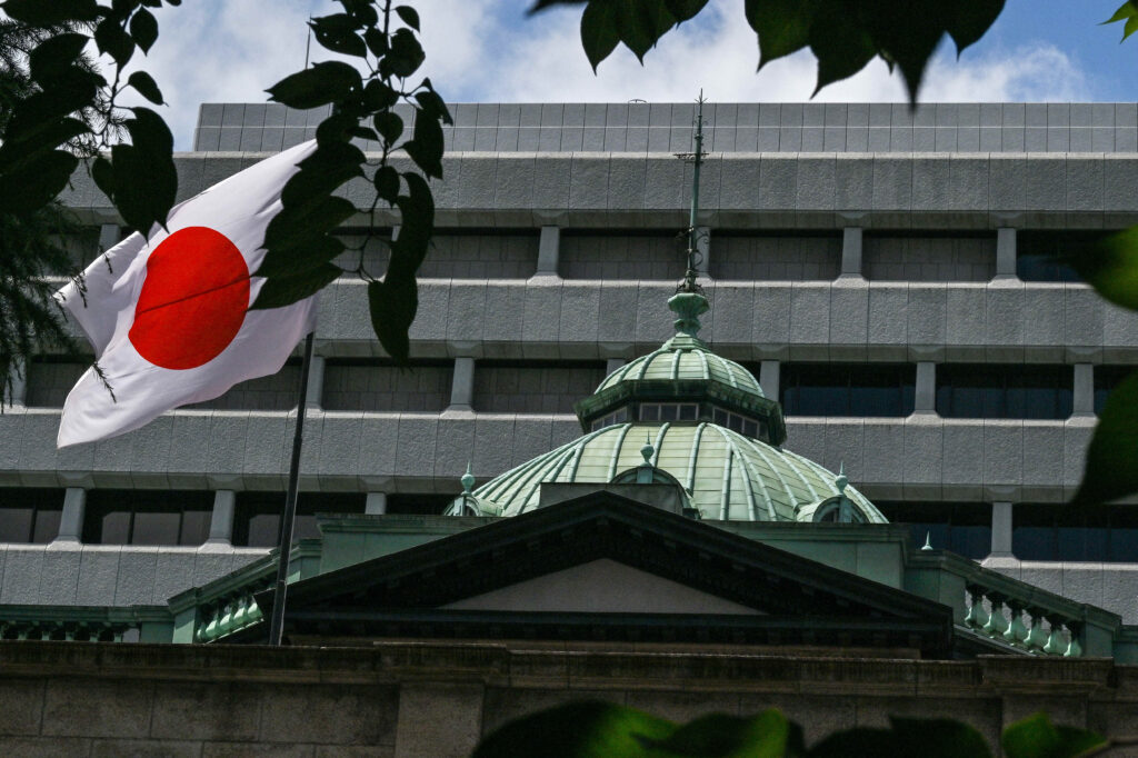 中央銀行は、停滞と有害なデフレを排除することを目的とした超緩和的な金融政策の一環として、利回りを低く抑えるために長年にわたり日本国債(JGB)を買い続けてきた。(AFP)
