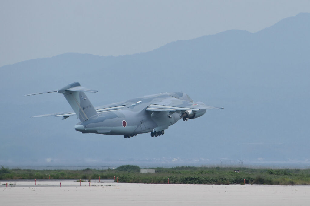 6月21日、日本航空自衛隊のC2輸送機が、イスラエルとイランからの日本人避難者の輸送に備えて、東アフリカのジブチに向けて、鳥取県米子空港を離陸した。(AFP)