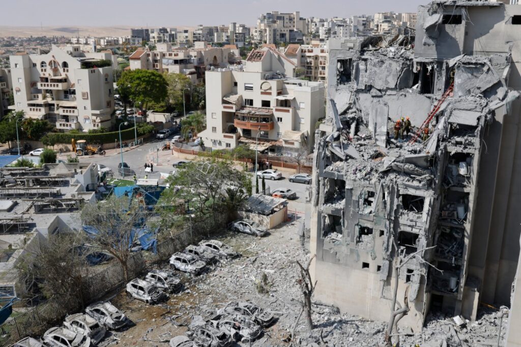 2025年6月24日、イスラエル南部のベエルシェバで、イランのミサイル攻撃による建物の被害を確認する緊急作業員。(AFP=時事)