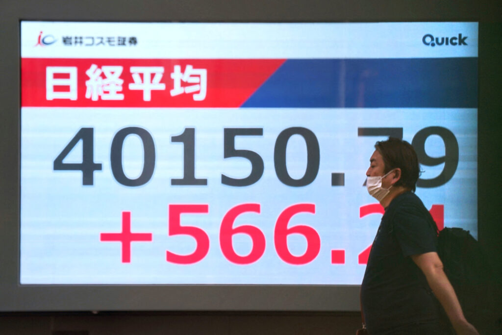 日経平均株価は、昼休会時点で 1.64% 上昇の 40,809.82、7 月 17 日以来の高値を記録した。(AFP)