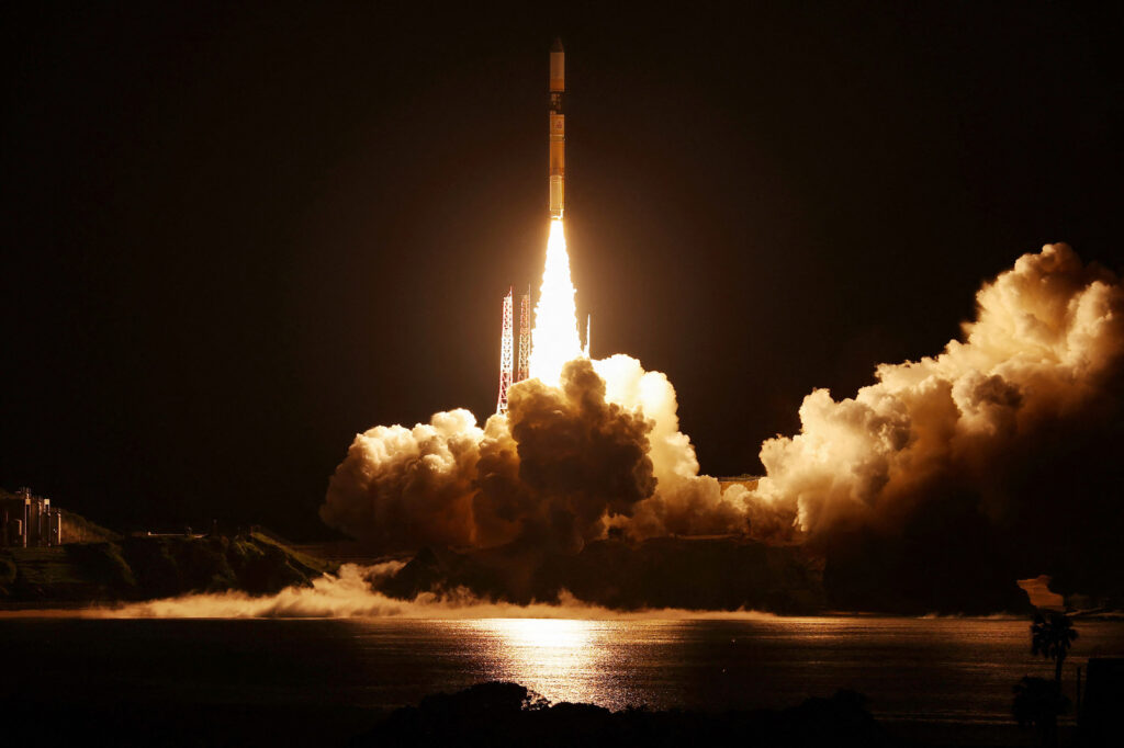 ロケットの電気系統の故障により数日間延期されていた打ち上げが成功し、管制室の科学者や宇宙関係者は抱き合い、握手して成功を祝った。(AFP)