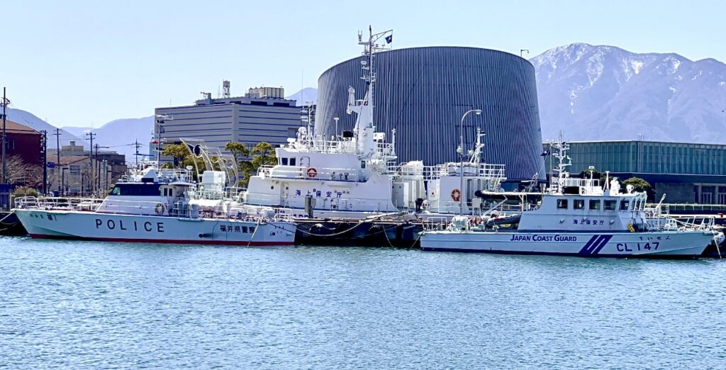 海上保安庁によると、今回の訓練の目的は、3つの海上保安庁が連携と協力を強化することだという。(ANJ)