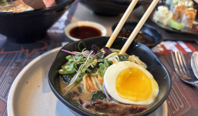 KIMONOの濃厚で心地よい牛肉ラーメン。濃厚なスープ、柔らかな薄切り肉、そして完璧にジャミーな玉子が主役だ。(AN photo by Waad Hussain)。