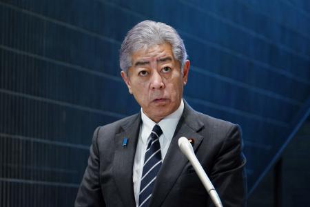2025年6月20日、東京の外務省でイスラエルとイランからの邦人退避について記者会見する岩屋毅外相。(AFP=時事)