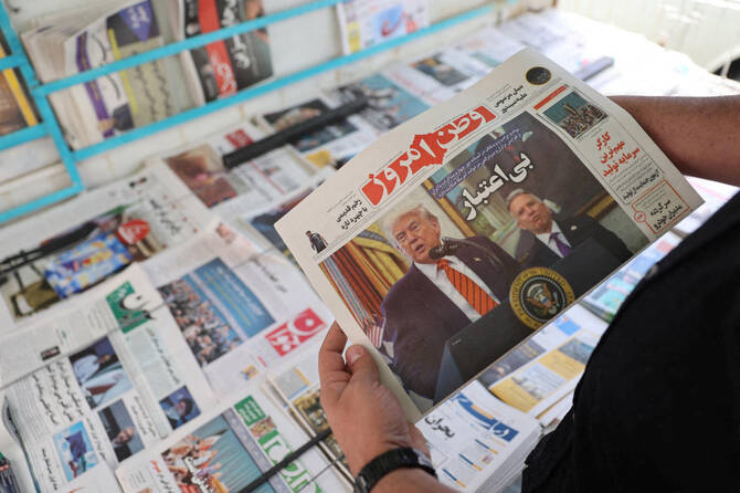 写真上:2025年5月11日、イランのテヘランで、ドナルド・トランプ米大統領とスティーブ・ウィトコフ中東特使の表紙写真が掲載された新聞を手にする男性。(WANA via Reuters)