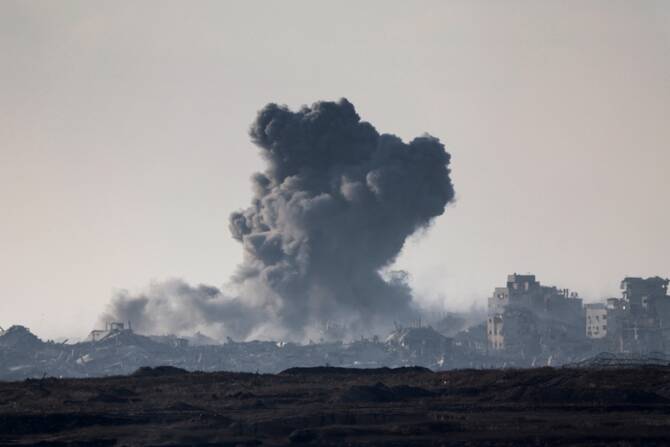 ガザでのイスラエル軍の攻撃後、煙が立ち込める。2025年6月11日 AFP=時事
