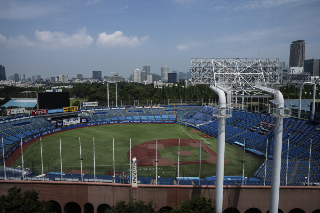 このスタジアムは歴史に彩られており、批評家たちは、ニューヨークのセントラルパークやロンドンのハイドパークでは、公園の敷地内に高層ビルを建設することは決して許されないだろうと指摘している。(AP)