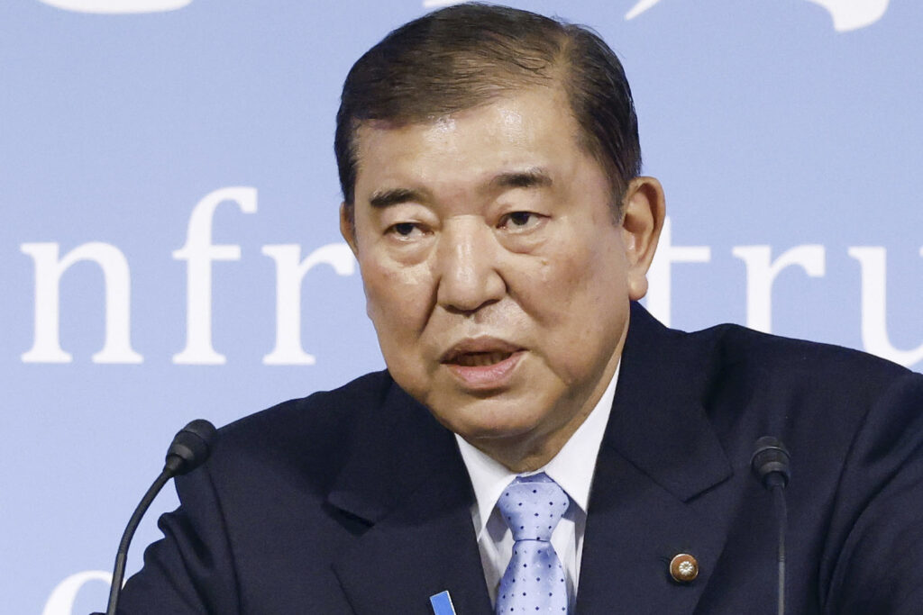 石破氏は選挙で控えめな目標を掲げており、野党は分裂しているため、選挙結果によって即座に政権交代が迫られる可能性は低い。（共同通信社 via AP）