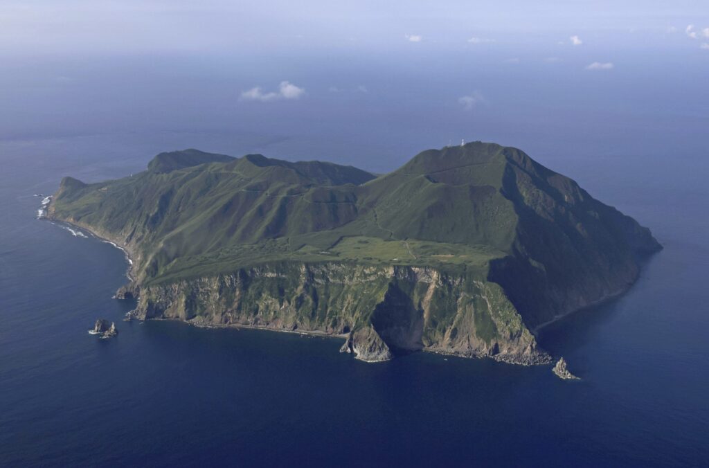 別の島に拠点を置く久保源一郎さんによると、夜間にマグニチュード 5.1 の地震が発生したにもかかわらず、最も被害の大きかった阿久世島では大きな物的被害は確認されていない。(AP通信による共同通信)