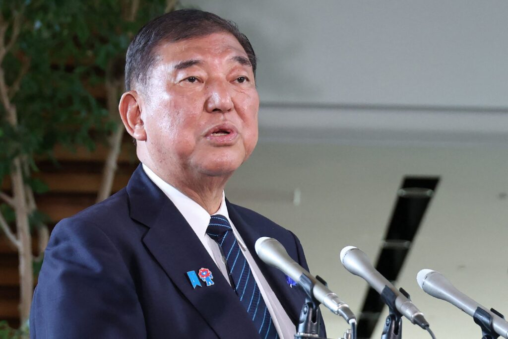 2025年7月8日、東京首相官邸で、日本の石破茂首相が、米国の関税引き上げについて記者からの質問に答えている。(AFP)