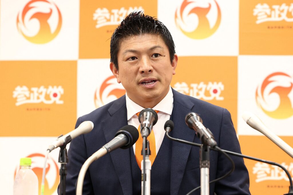2025年7月20日、東京にある開票所で、野党・参政党の代表、神谷宗幣氏が演説。メディアの予測通り、7月20日に実施された参議院選挙で、連立与党は過半数の議席を失い、石破茂首相にとって大敗となった。(AFP)