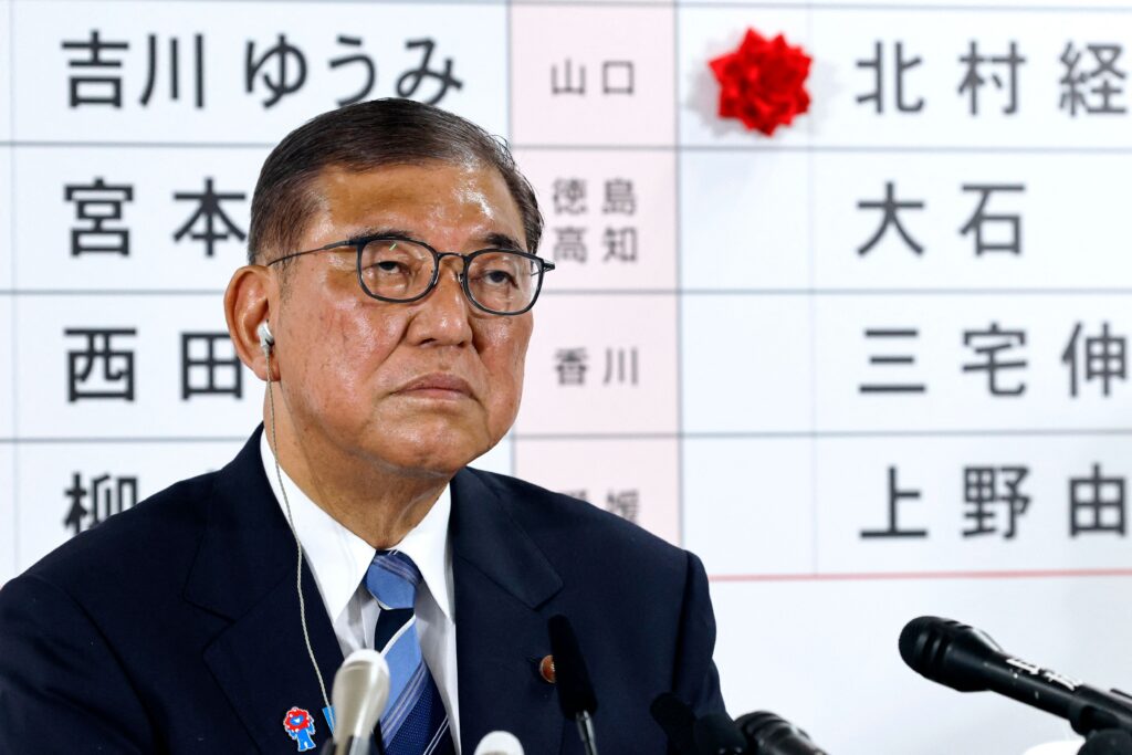 2025年7月20日、東京にある自由民主党本部にある開票所で、日本の石破茂首相がメディアに対して発言している。(AFP)