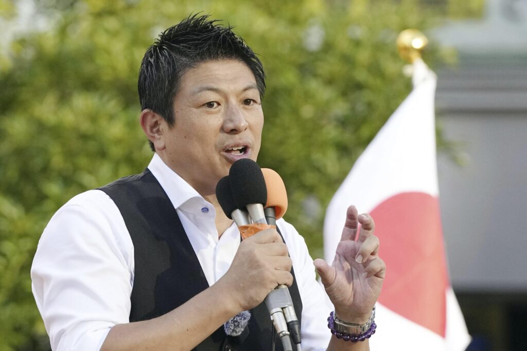 2025年7月21日、東京で行われた参議院選挙後の集会で、日本の極右ポピュリスト政党「参政党」の党首、神谷宗幣氏が演説している。（AP）