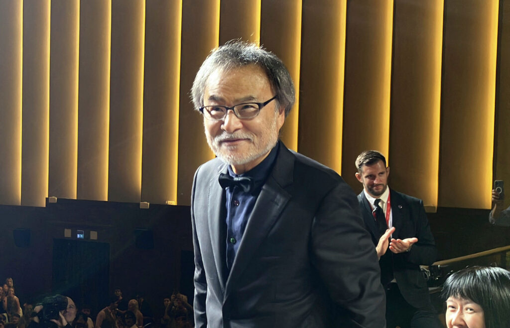 40年にわたるキャリアの中で、毎年1本の映画を制作し続けてきた黒沢監督は、映画の設定や背景をできるだけ現実的に表現するために、多くの読書など、設定の研究に多くの時間を費やしている。（共同通信社 via AP）