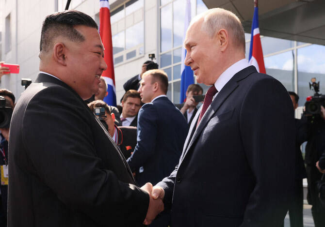 ロシアのウラジーミル・プーチン大統領(右)が、北朝鮮の金正恩総書記を迎える。(AFP/ファイル写真)