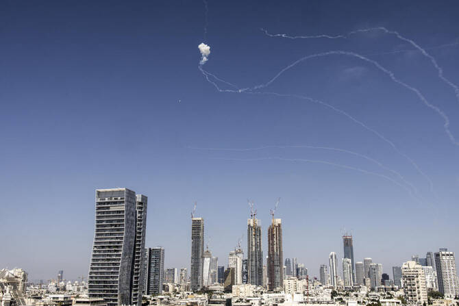 2025年6月20日、イランが新たなミサイルを集中発射した後、テルアビブ上空でミサイルが迎撃された。(ファイル/AFP)