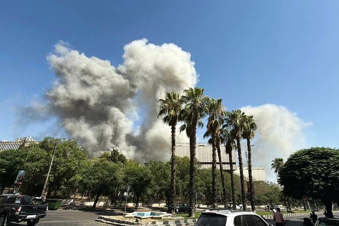 2025年7月16日、ダマスカスのシリア軍・国防省本部付近でイスラエル軍の空爆を受け、煙が立ち込める。(AFP=時事)