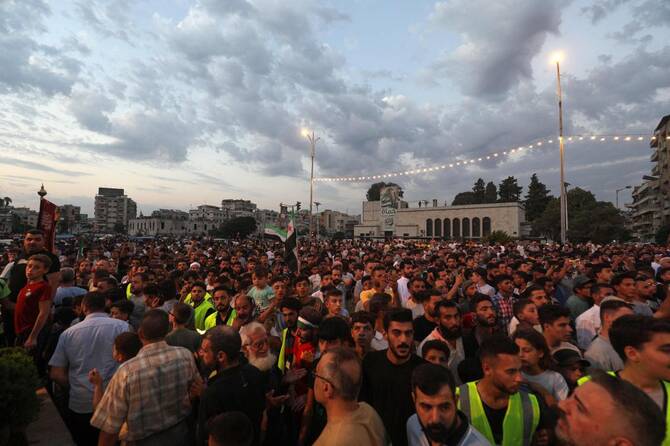 2025年7月16日、イスラエルのシリア介入に抗議するため、ハマスの街頭に立つ人々。AFP=時事