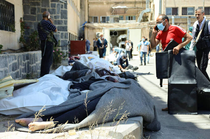 2025年7月17日、シリア南部の都市スワイダにある病院の庭で、地元のドゥルーズ派戦闘員とベドウィン族との衝突で死亡した遺体が身元確認のために横たわっている。AFP）