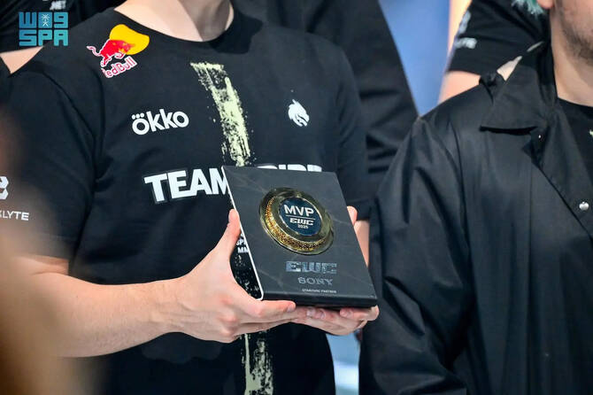 Magomed “Collapse” Khalilov は、Dota 2 でトーナメント MVP に選ばれ、10,000 ドルを獲得した。
