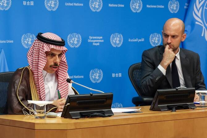国連ハイレベル国際会議の共同議長を務めるサウジアラビアのファイサル・ビン・ファルハーン外相とフランスのジャン・ノエル・バロ外相。(ロイター)
