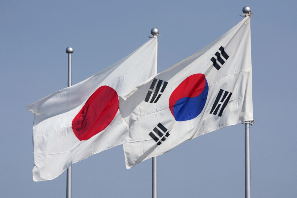 エコノミストたちは、長引く関税紛争は成長の鈍化と物価上昇を引き起こし、政策立案者に頭痛の種となるリスクがあると警告している。(AFP)