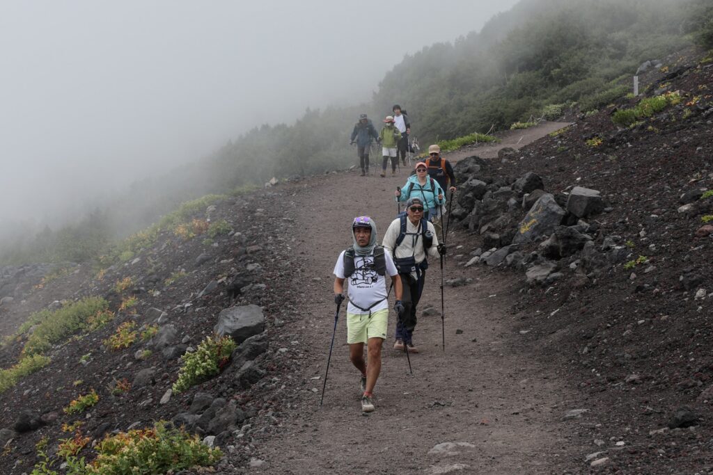 写真は2023年8月31日、標高3,776メートルの日本最高峰、富士山の斜面を下る登山者たち。(AFP)