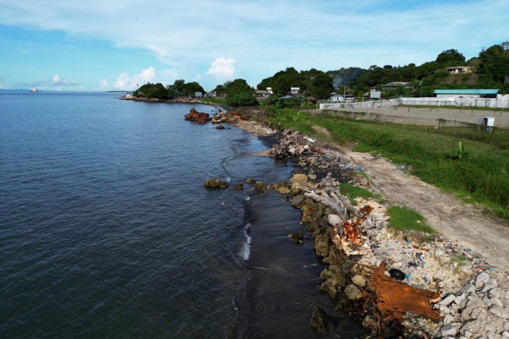 2024年4月21日、ソロモン諸島の首都ホニアラの海岸線に打ち上げられた難破船を撮影した航空写真。(AFP＝時事）