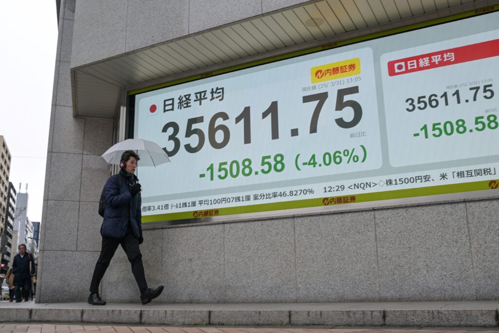 日本の債務負担は GDP の約 250% と、先進国の中で最も高い。(AFP)