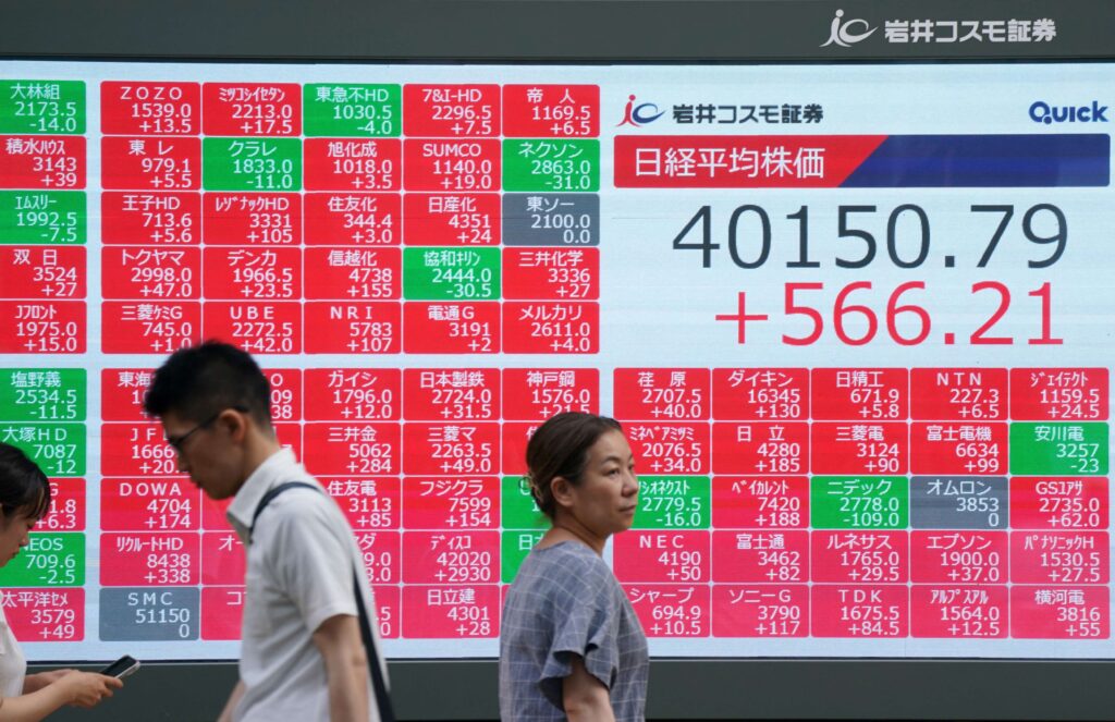 日経平均株価は、小幅安で取引を開始した後、昼休会時点で 0.46% 下落の 39,628.41 を記録している。(AFP)