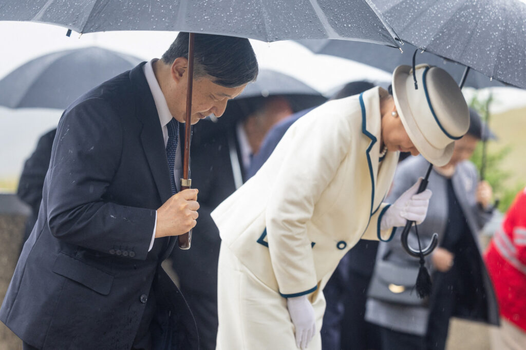 日本が東アジア全域で戦争を行った終戦80周年を記念して、徳仁天皇と皇后美香子様が8日間の公式訪問を行っている。(AFP)