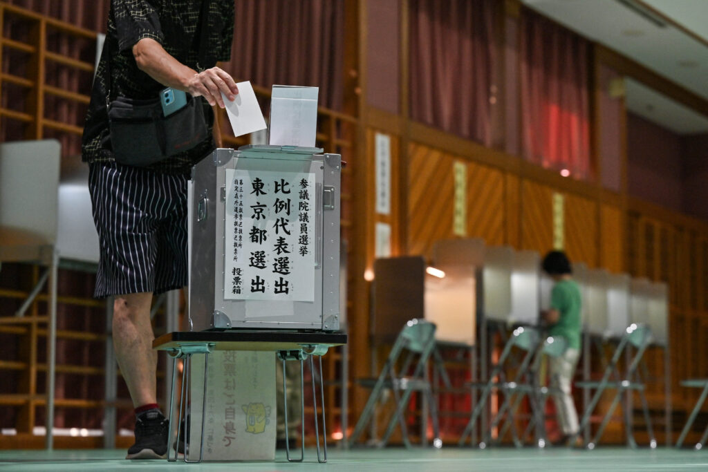 有権者は、日本の国会で二院制の参議院の248議席のうち半分の議席を争う選挙に投票している。初期開票結果は日曜日の夜には発表される予定だ。(AFP)