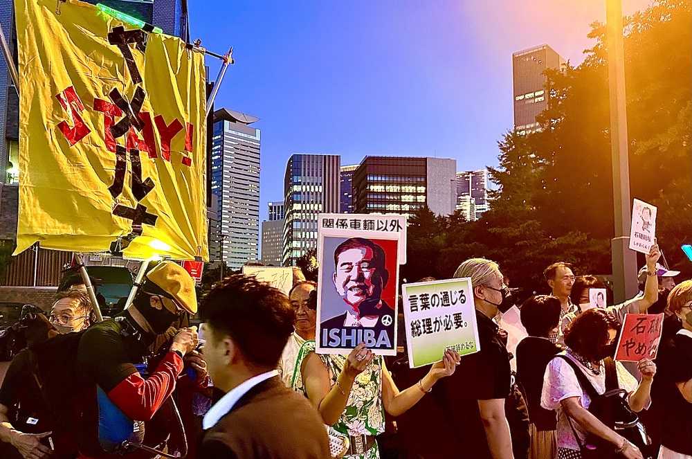 7月20日の参議院選挙で与党・自由民主党が敗北した後に、200人を超える熱心な支持者が集まり、彼に職に留まり、辞任要求に屈しないよう強く促した。(ANJ)